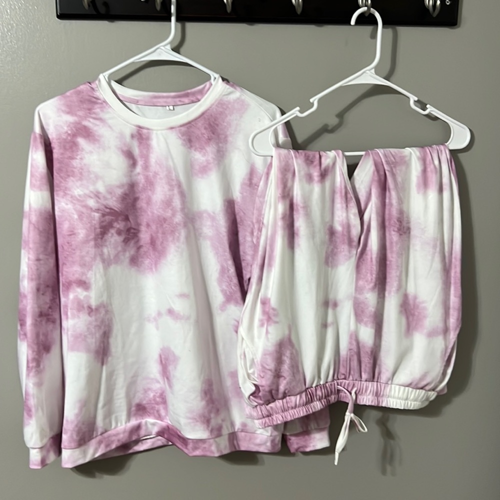 Women’s large purple tye-dyed everyday sweat outfit.
